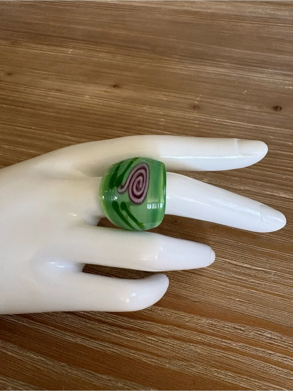 Green Glass Swirl Statement Ring - Size 8 - Picture 2 of 6